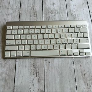 PREOWNED APPLE MODEL A1314 MAGIC KEYBOARD SILVER
